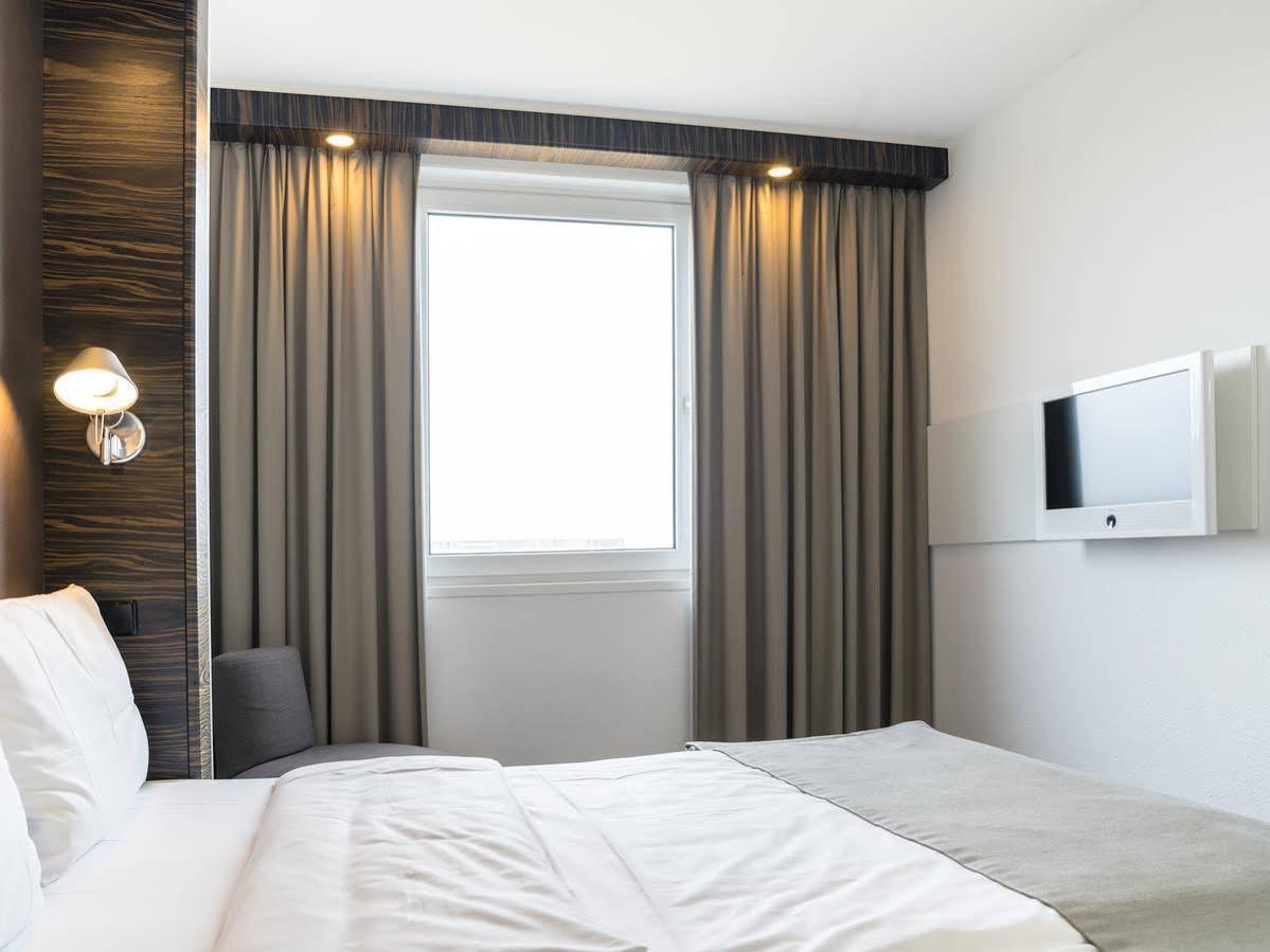 B&B Hotel Muenchen-Putzbrunn Buitenkant foto