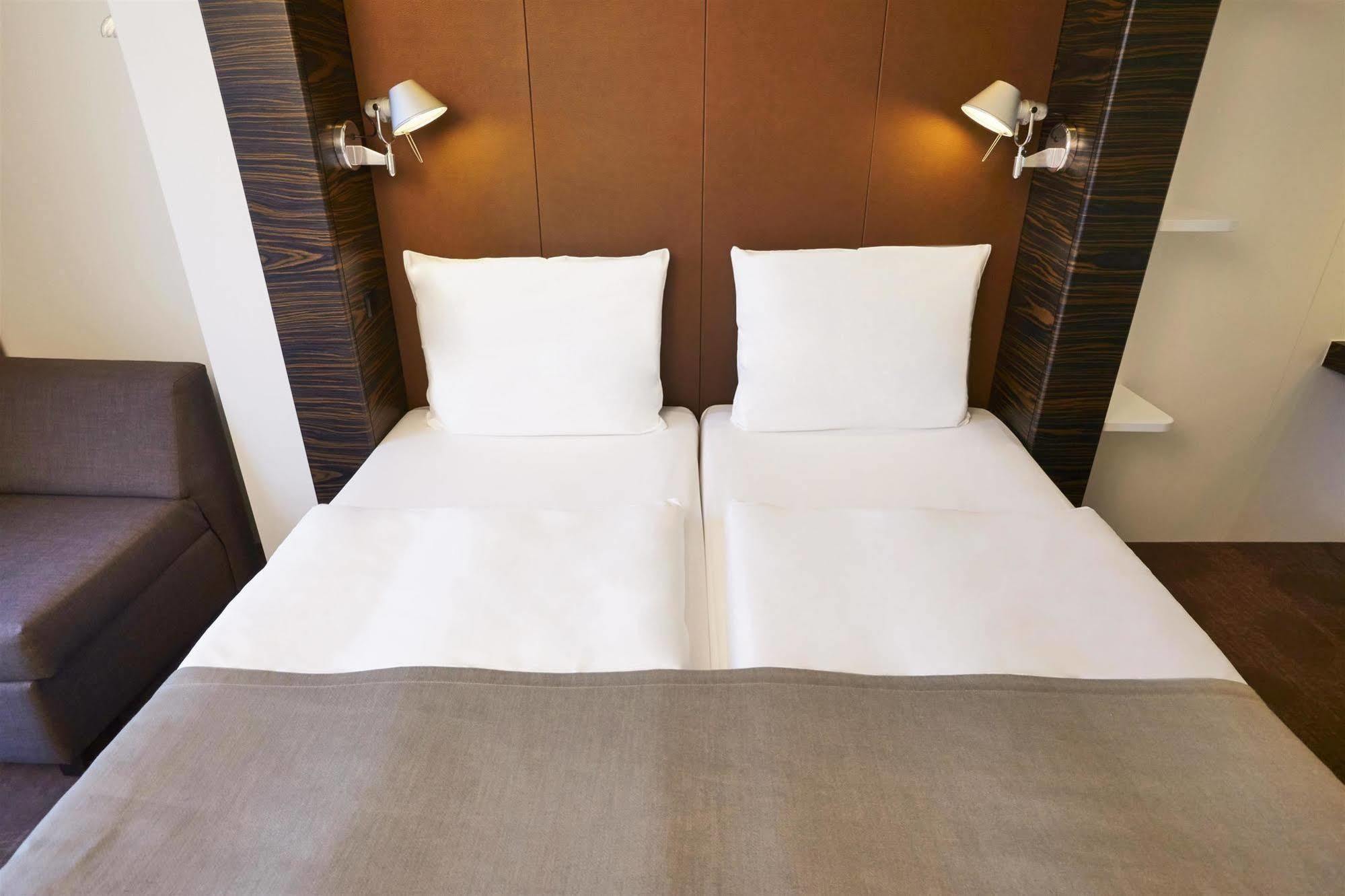 B&B Hotel Muenchen-Putzbrunn Buitenkant foto
