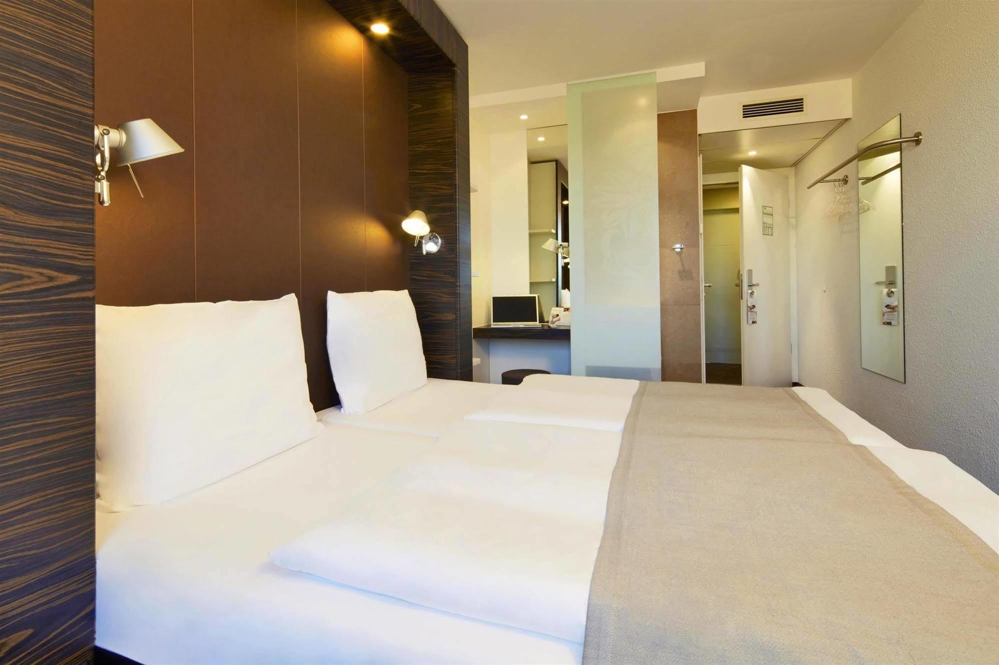 B&B Hotel Muenchen-Putzbrunn Buitenkant foto