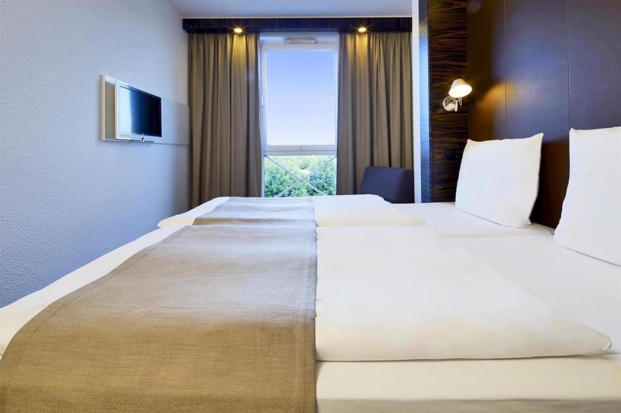 B&B Hotel Muenchen-Putzbrunn Buitenkant foto