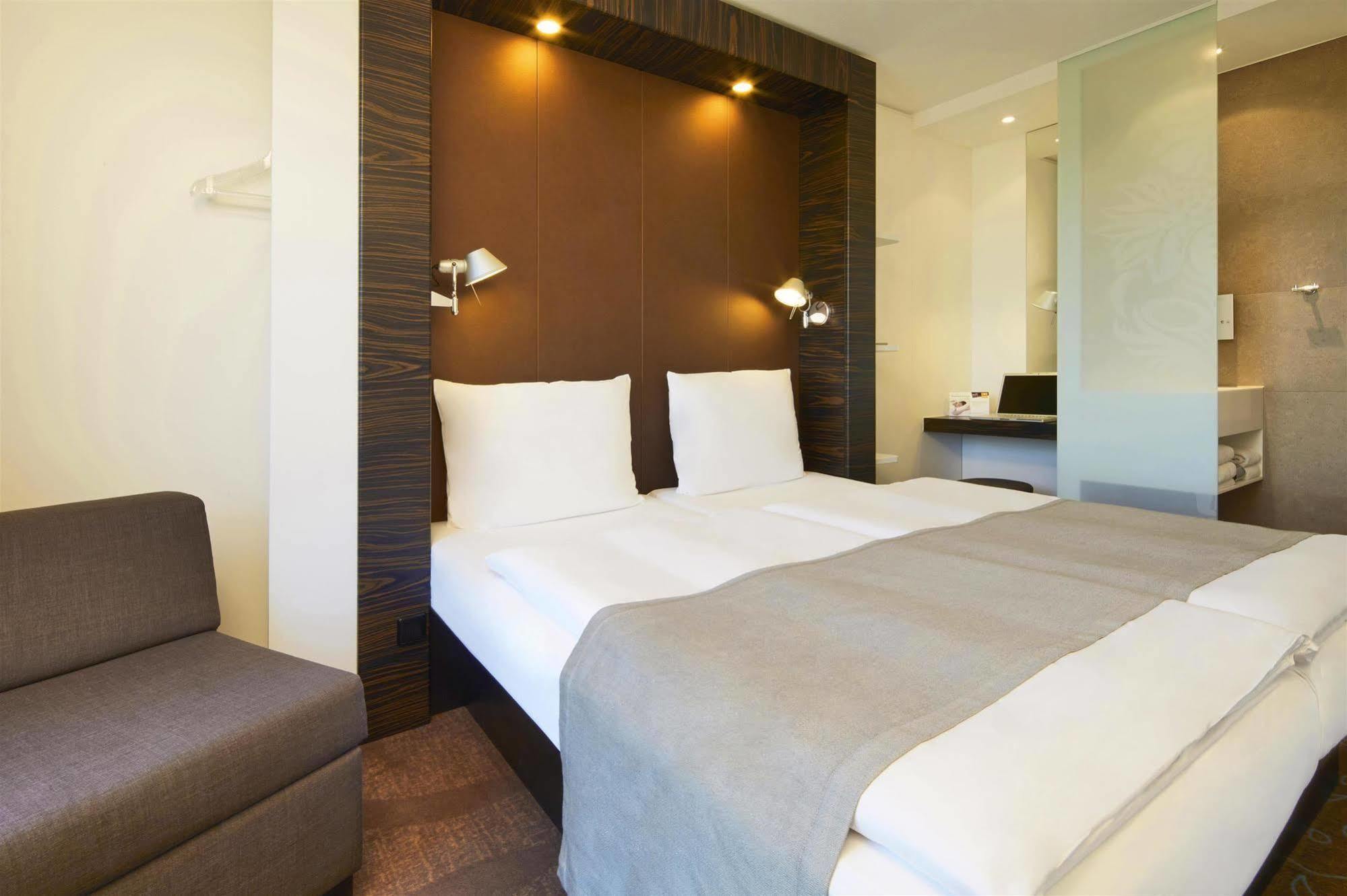 B&B Hotel Muenchen-Putzbrunn Buitenkant foto